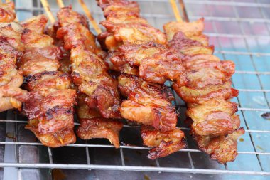 belgili tanımlık çarşı içinde kavrulmuş domuz eti lezzetlidir