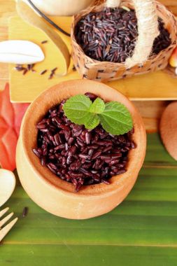 siyah pirinç ve ham organik riceberry pirinç pişirmek