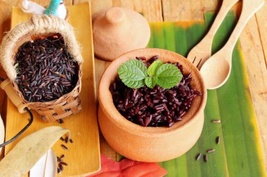 siyah pirinç ve ham organik riceberry pirinç pişirmek