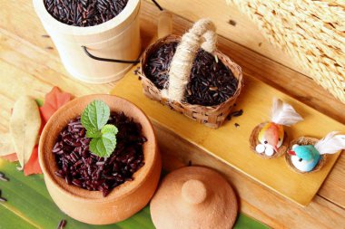 siyah pirinç ve ham organik riceberry pirinç pişirmek