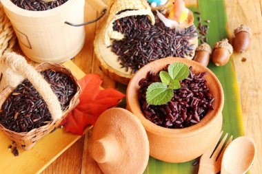 siyah pirinç ve ham organik riceberry pirinç pişirmek