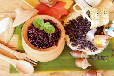 siyah pirinç ve ham organik riceberry pirinç pişirmek