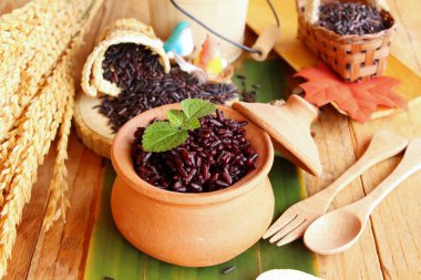 siyah pirinç ve ham organik riceberry pirinç pişirmek