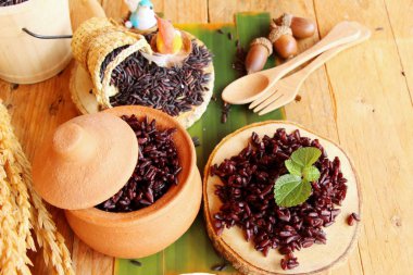 siyah pirinç ve ham organik riceberry pirinç pişirmek