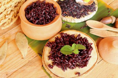 siyah pirinç ve ham organik riceberry pirinç pişirmek