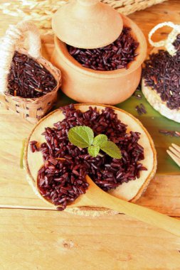 siyah pirinç ve ham organik riceberry pirinç pişirmek