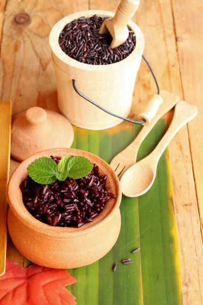Kochen schwarzen Reis und rohen Bio-Reis — Stockfoto