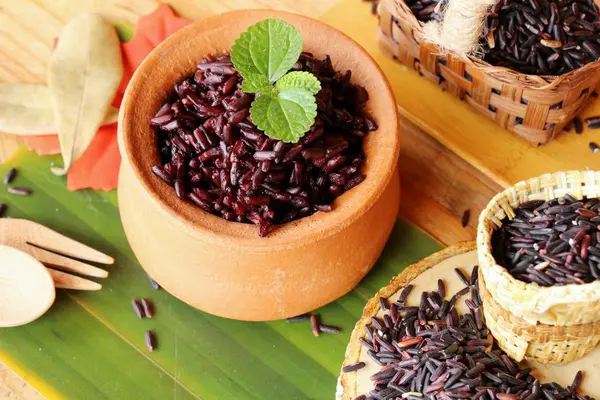 siyah pirinç ve ham organik riceberry pirinç pişirmek