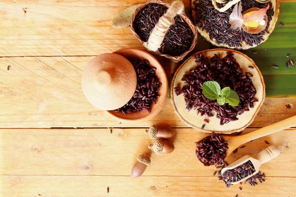 siyah pirinç ve ham organik riceberry pirinç pişirmek