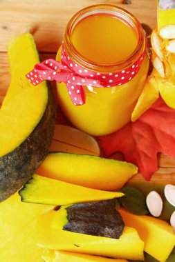 Dilimlenmiş kabak suyu lezzetli ve taze kabak