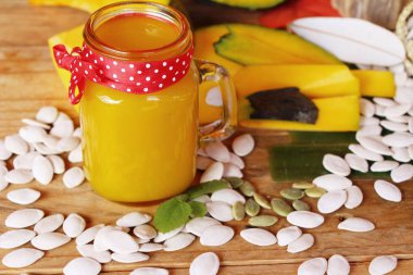 Dilimlenmiş kabak suyu lezzetli ve taze kabak