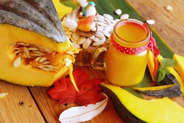 Pumpkin juice tasty and fresh pumpkin sliced — Stock Photo, Image