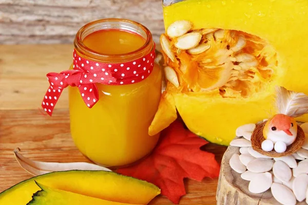 Pumpkin juice tasty and fresh pumpkin sliced — Stock Photo, Image