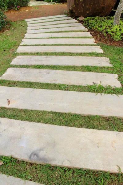 Camino de jardín con piedra en la naturaleza — Foto de Stock