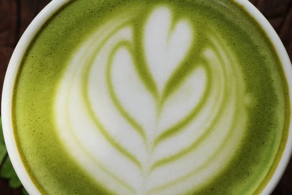 Heißer grüner Tee mit Matcha und Milch — Stockfoto