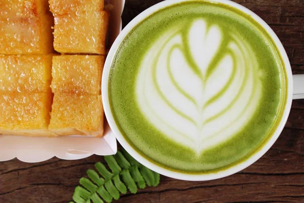 Horký zelený čaj matcha a toasty — Stock fotografie