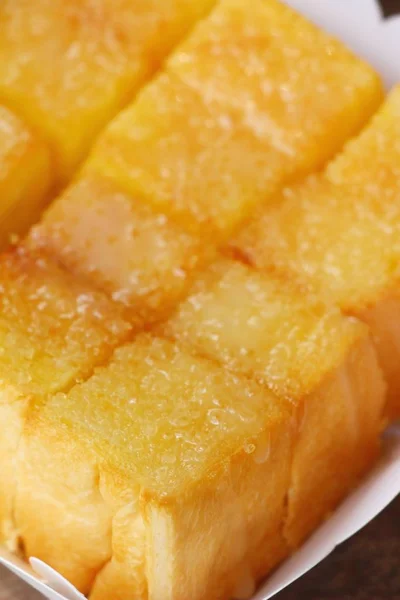 Roti panggang dengan mentega dan gula lezat — Stok Foto