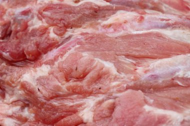 Pazarda yemek pişirmek için çiğ Domuz kaburga