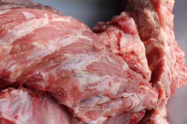 Pazarda yemek pişirmek için çiğ Domuz kaburga