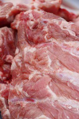 Pazarda yemek pişirmek için çiğ Domuz kaburga