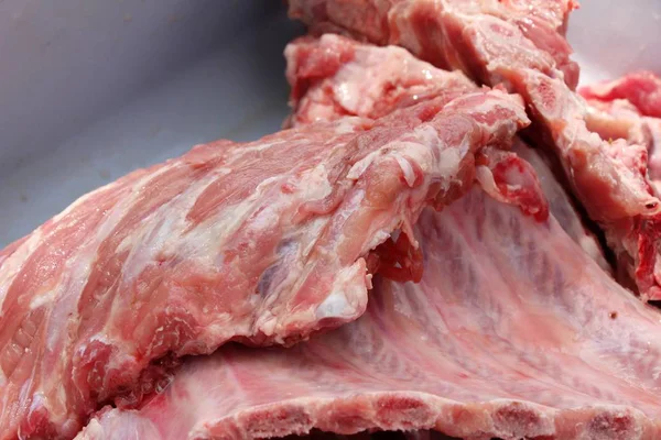 Pazarda yemek pişirmek için çiğ Domuz kaburga