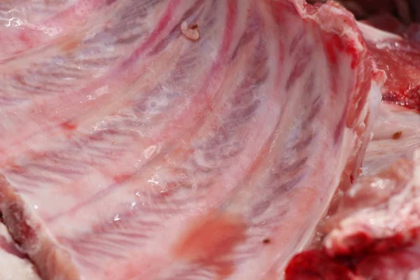 Costillas de cerdo crudas para cocinar en el mercado — Foto de Stock