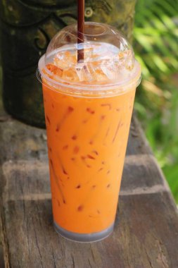 Buzlu süt çay ahşap arka plan üzerinde lezzetli