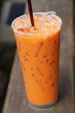 Buzlu süt çay ahşap arka plan üzerinde lezzetli