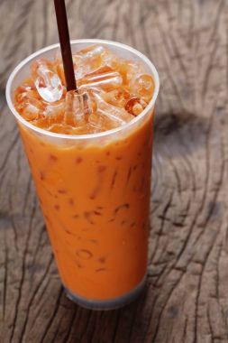 Buzlu süt çay ahşap arka plan üzerinde lezzetli