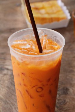 Buzlu süt çay ahşap arka plan üzerinde lezzetli