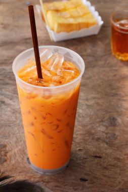 Buzlu süt çay ahşap arka plan üzerinde lezzetli