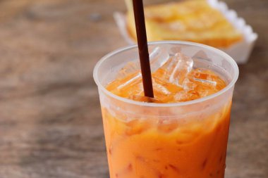 Buzlu süt çay ahşap arka plan üzerinde lezzetli