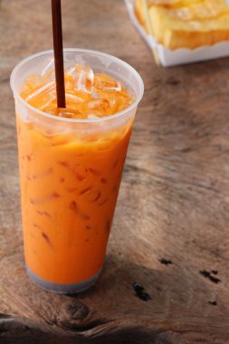 Buzlu süt çay ahşap arka plan üzerinde lezzetli