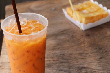 Buzlu süt çay ahşap arka plan üzerinde lezzetli