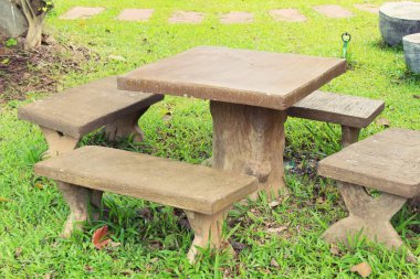 Vintage tarzı koltukları bahçede ayarla