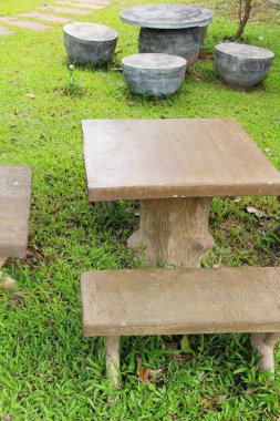 Vintage tarzı koltukları bahçede ayarla