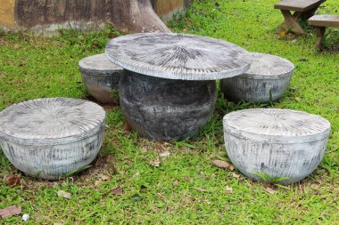 Vintage tarzı koltukları bahçede ayarla