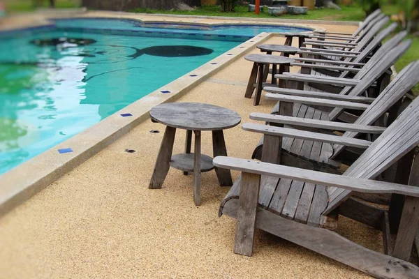 Accogliente lettino con ombrelloni a bordo piscina — Foto Stock