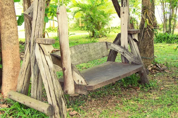 Altalena in legno vecchio stile vintage in giardino — Foto Stock