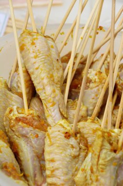 Tavuk kanadı yapmak için lezzetli ızgara