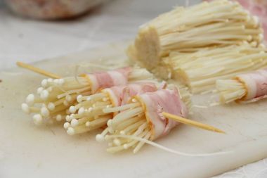 Pastırma yapma mantar lezzetli ızgara için sarılmış