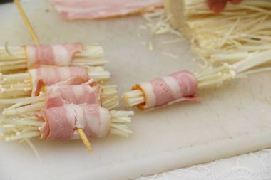 Pastırma yapma mantar lezzetli ızgara için sarılmış