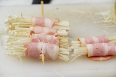 Pastırma yapma mantar lezzetli ızgara için sarılmış