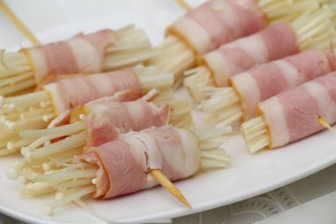 Pastırma yapma mantar lezzetli ızgara için sarılmış