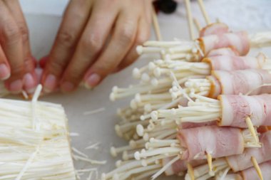 Pastırma yapma mantar lezzetli ızgara için sarılmış