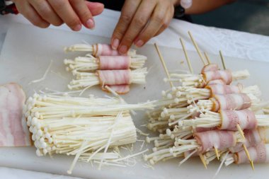 Pastırma yapma mantar lezzetli ızgara için sarılmış