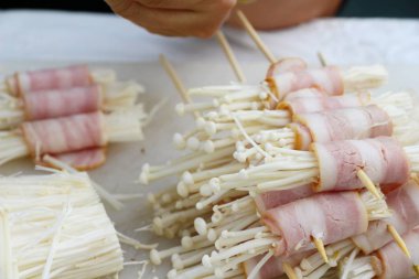 Pastırma yapma mantar lezzetli ızgara için sarılmış