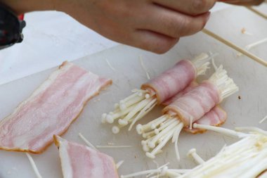 Pastırma yapma mantar lezzetli ızgara için sarılmış