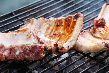 Izgara domuz kaburga ocakta lezzetli