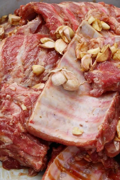 Rohe Schweinerippchen mit fermentierter Sauce für Gegrilltes — Stockfoto